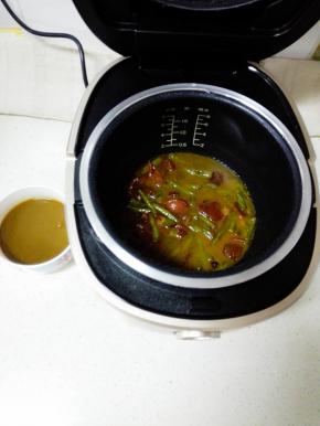 煮开后，盛出一碗汤