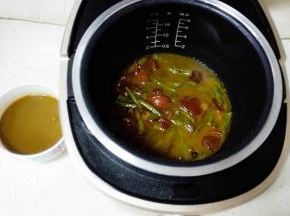 煮开后，盛出一碗汤