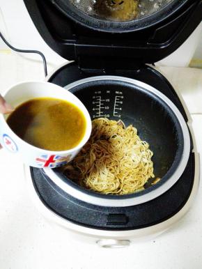 将之前盛出的汤汁浇在面条上，翻拌下，继续蒸煮6分钟