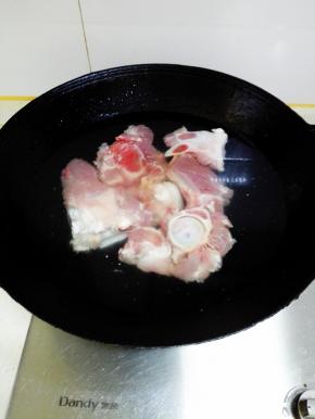 大骨头洗净放入锅中，加入足够的清水，适量料酒，烧开后，沥水备用（此步骤为焯水）