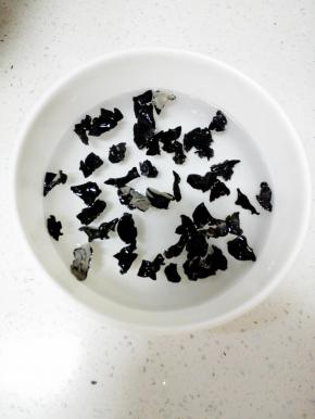 此时干木耳可以用温水泡发