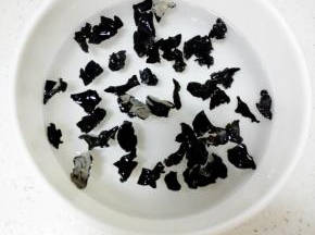 此时干木耳可以用温水泡发