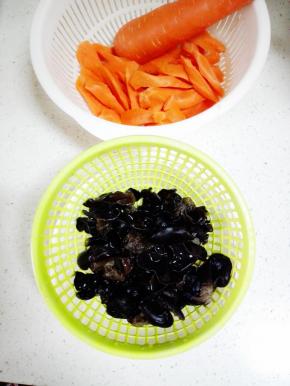 煲汤时间剩10分钟时，将胡萝卜洗净切块，泡发的木耳洗净沥水