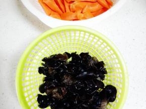 煲汤时间剩10分钟时，将胡萝卜洗净切块，泡发的木耳洗净沥水