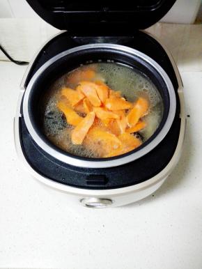 煲汤完成，即可加入胡萝卜和木耳，加入一茶匙盐