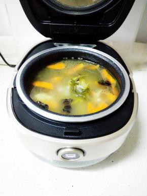 汤汁煮飞了些，可以加点开水，继续蒸煮15分钟（此时可开着锅盖煮）