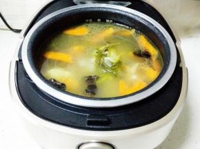 汤汁煮飞了些，可以加点开水，继续蒸煮15分钟（此时可开着锅盖煮）