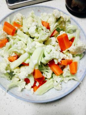 花菜切小块，洗净，胡萝卜切小块，洗净