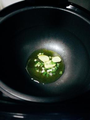 九阳炒菜机器人内，依次放入油，姜，葱