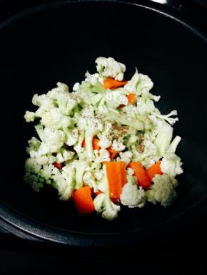 洗净的花菜和胡萝卜，盐，五香粉