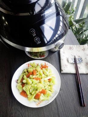 完成后开锅盖，装入盘中食用