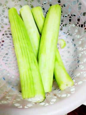 丝瓜去皮，洗净