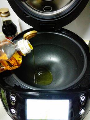 九阳炒菜机器人内依次放入，油