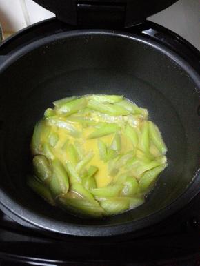 约3分钟后完成，加入少许鸡精，稍微翻炒