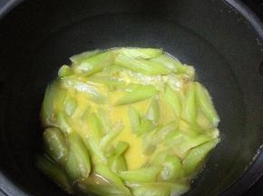 约3分钟后完成，加入少许鸡精，稍微翻炒