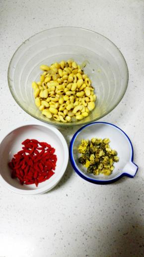黄豆提前一晚洗净泡发