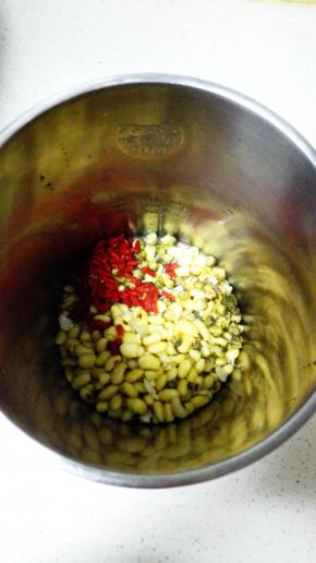 第二天将泡发的黄豆，洗净的枸杞，菊花，水，全部放入豆浆机中