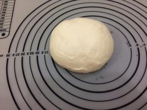 拿出钖十分钟，揪一块面团，用手能拉出薄膜即可