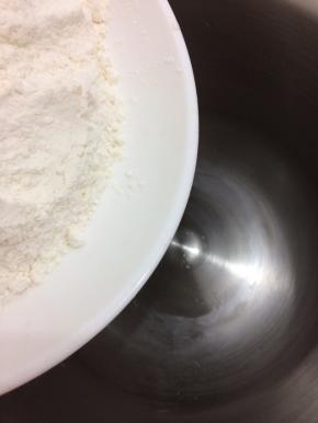 将面粉和盐倒入厨师机中