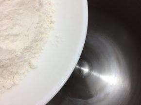 将面粉和盐倒入厨师机中