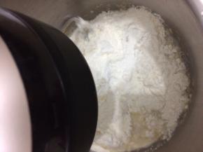 先用一档搅拌均匀，然后用二档搅拌，检查面团状态到扩展阶段