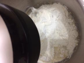 先用一档搅拌均匀，然后用二档搅拌，检查面团状态到扩展阶段