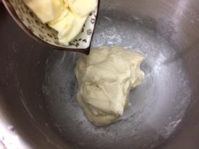 然后加入黄油，继续搅拌成十五分钟