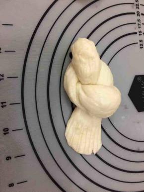 用刀轻轻的压几条印做为尾巴