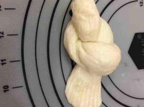 用刀轻轻的压几条印做为尾巴