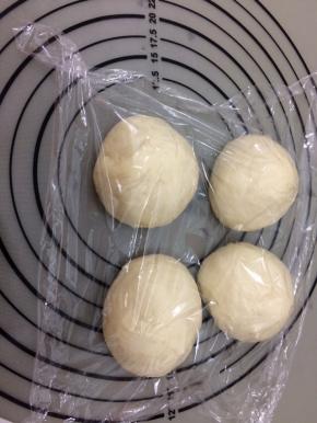 分成均匀的四等份，盖上保鲜膜饧十分钟