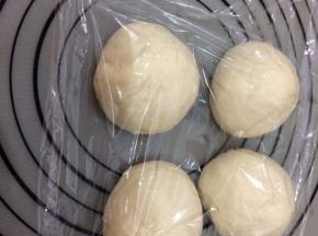 分成均匀的四等份，盖上保鲜膜饧十分钟