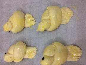 发酵好的面坯，在上面刷一层蛋液，放入提前预热好的烤箱，190度烤二十分钟即可