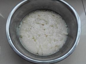 澄粉，粘米粉，糯米粉，糖混合搅拌均匀