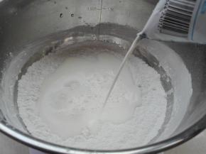 倒入牛奶，搅拌均匀