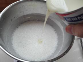 倒入炼乳，搅拌均匀