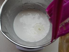 倒入玉米油，搅拌均匀