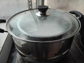 蒸锅中放入水，大火烧开后，放入搅拌好的糊糊，中火偏高蒸25分钟左右