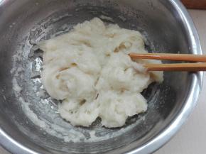 蒸好后，趁热用筷子一个方向搅拌一下，盖保鲜膜放置不是很热