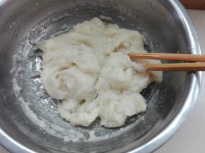 蒸好后，趁热用筷子一个方向搅拌一下，盖保鲜膜放置不是很热