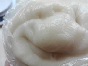 借助防粘手套不停的捏揉面团，让整个面团融合性更好，（按照模具大小分出面团：皮与馅比例4：6，当然也可以根据自己喜好选择比例）如50克模具，用4：6的比例，皮是20克，馅是30克