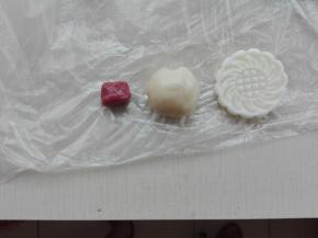 选好模片花样，花色的面团同原色包馅面团总量控制在20克即可