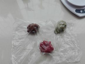 各取原色白面团一块，分别加入适量抹茶粉，可可粉，红曲粉等进行调色