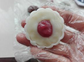 模具片其它地方可选择原色或其它喜欢的颜色，搓长条围绕压平