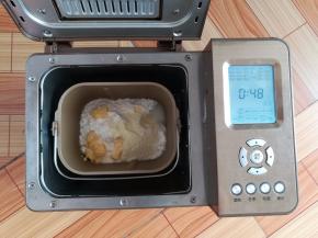 除巧克力豆以外其他材料全部放入面包桶里，启动面包机和面10分钟