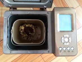 加入巧克力豆继续揉面3分钟