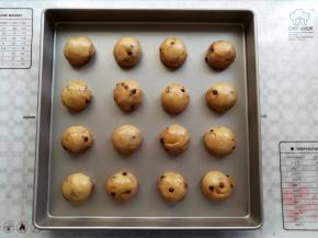 面团按照30克一个平均分成16个，揉圆放入烤盘里