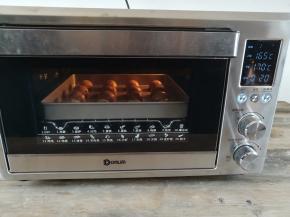 烤箱中层上火165度，下火170度烤20分钟