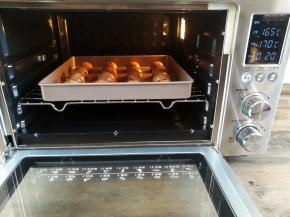 烤盘放入预热好的烤箱中层