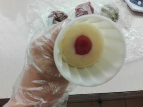 将前面做好的模具花片，放入模具中