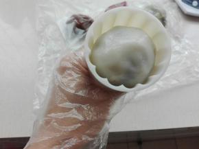 再放入包好馅料的面团